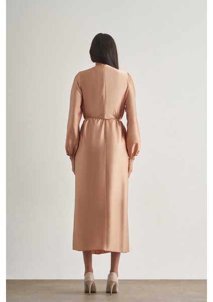 Saten Dokulu Ince Piliseli Bej Rengi Maksi Elbise indirimleri