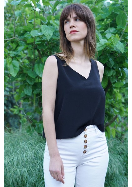 Yaz Esintisi - %100 Krep Ipek V Yaka Askılı Bluz – Siyah