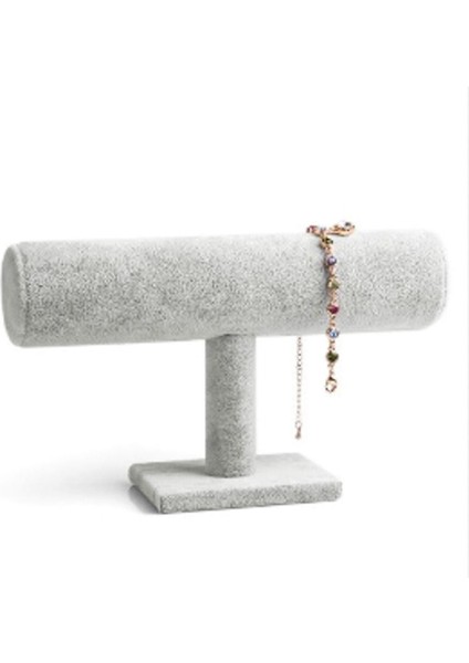 Şık Gri Süet Bileklik ve Saat Dekoru, Modern ve Zarif Tasarım.