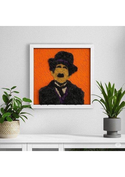 Charlie Chaplin Temalı Yosun Duvar Dekoru | 30X30 cm | El Yapımı Sinema Figürlü Tablo | Turuncu Akrilik Zeminli, Beyaz Ahşap Çerçeve