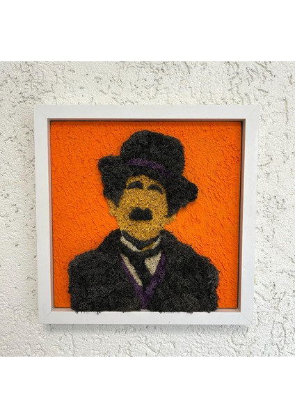 Charlie Chaplin Temalı Yosun Duvar Dekoru | 30X30 cm | El Yapımı Sinema Figürlü Tablo | Turuncu Akrilik Zeminli, Beyaz Ahşap Çerçeve