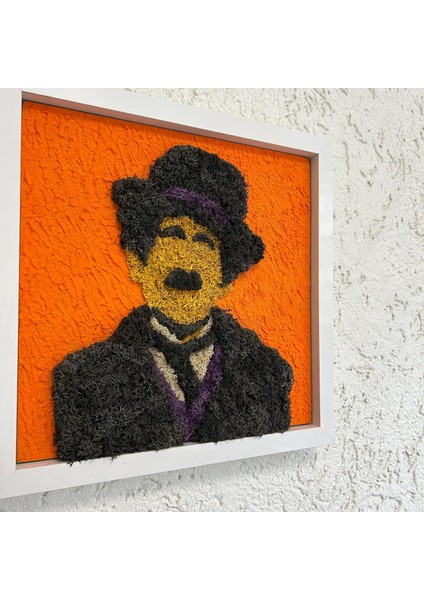 Charlie Chaplin Temalı Yosun Duvar Dekoru | 30X30 cm | El Yapımı Sinema Figürlü Tablo | Turuncu Akrilik Zeminli, Beyaz Ahşap Çerçeve