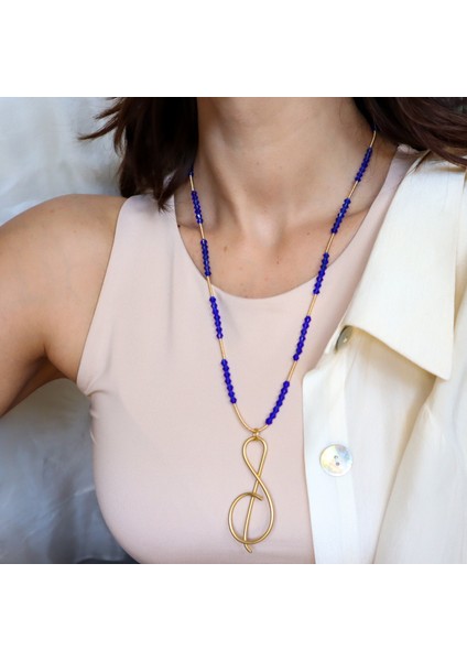 Sol Anahtarı Kolye – Kristal Boncuklu, Mat Altın Kaplama Uzun Tasarım