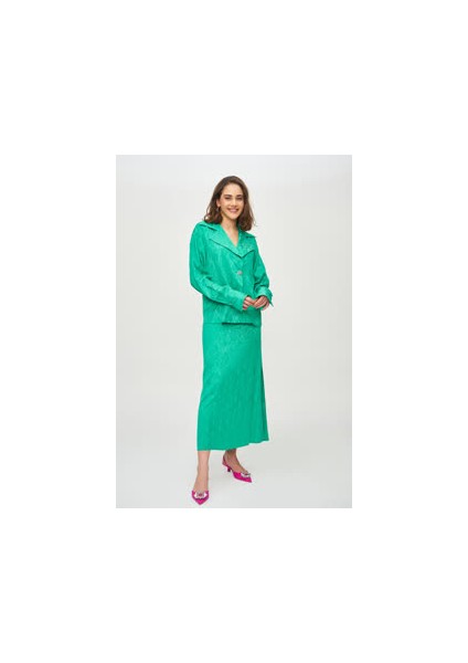 Viskon Kumaştan Iki Parçalı Kadın Takım – Şık Ceket ve Uzun Etek Kombini