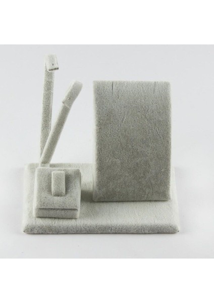 Şık Mini Üçlü Takım Mankeni Gri, Rahat ve Tarz Tamamlayıcı Detaylar.