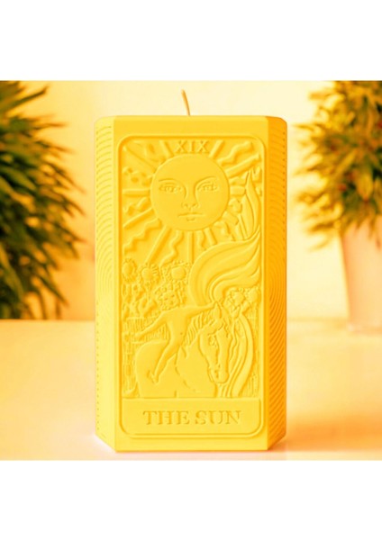 El Yapımı Sarı Soya Wax Mum, Dekoratif ve Hoş Kokulu Güneş Temasıyla.