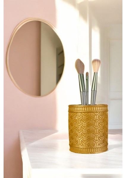 Altın Renkli Makyaj Düzenleyici ve Fırçalığı, Şık ve Fonksiyonel Tasarım