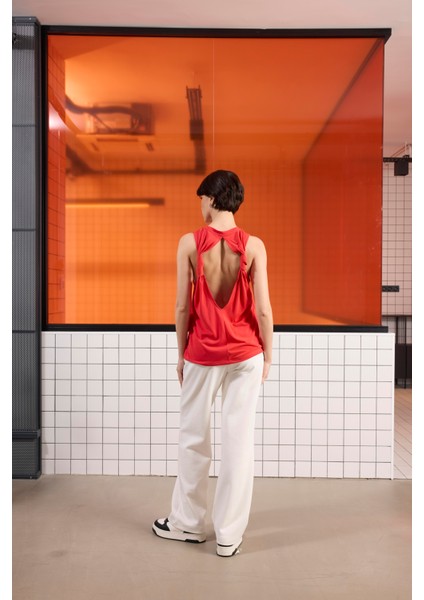 Bisiklet Yaka Sırtı Bağlama Detaylı Kadın T-Shırt fırsatları