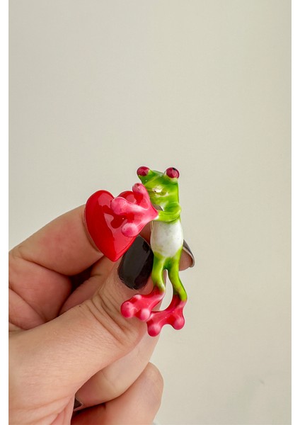 Kırmızı Kalp Tutan Kurbağa Broş (5cm)