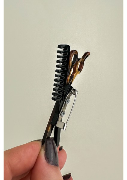 Akrilik Kuaför Makas Tarak Broş (7cm)) fiyatları