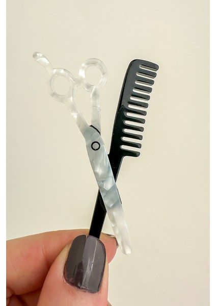 Akrilik Kuaför Makas Tarak Broş (7cm))