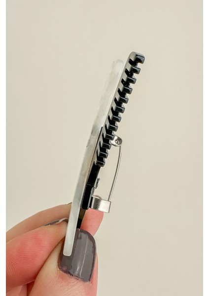 Akrilik Kuaför Makas Tarak Broş (7cm)) fiyatları