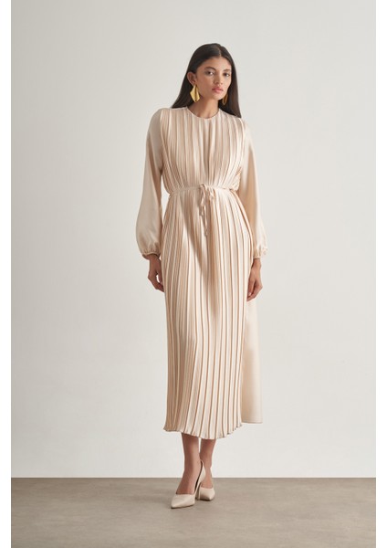 Saten Dokulu Ince Piliseli Ekru Maksi Elbise