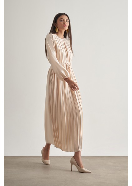 Saten Dokulu Ince Piliseli Ekru Maksi Elbise fiyatları