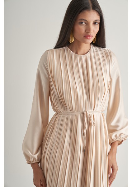 Saten Dokulu Ince Piliseli Ekru Maksi Elbise modelleri