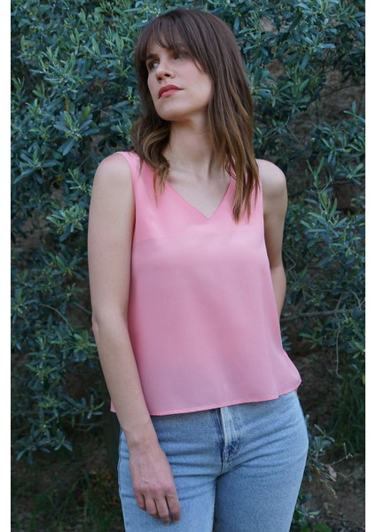 Yaz Esintisi - %100 Krep Ipek V Yaka Askılı Bluz – Pembe