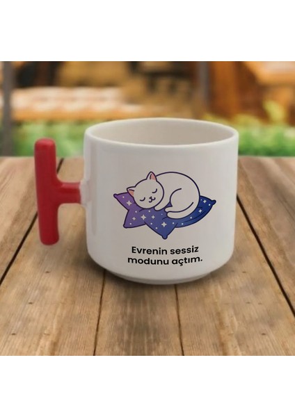 "evrenin Sessiz Modunu Açtım." Yazılı Kırmızı Kulplu Kupa Bardak - DZB52