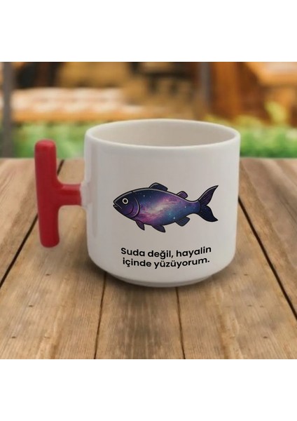 "suda Değil, Hayalin Içinde Yüzüyorum." Yazılı Kırmızı Kulplu Kupa Bardak - DZB53