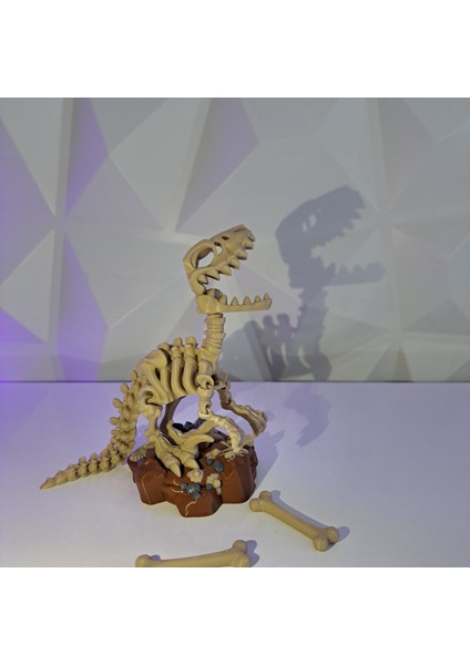 Raptor Fosil Figürü – Kayalık Çiçekli Tabanlı Koleksiyon Modeli