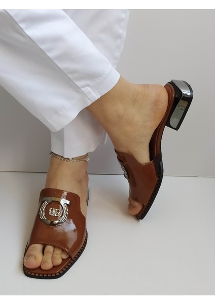 Taba Hakiki Parlak Rugan Deri Kadın Şık Topuklu Terlik Metal Tokalı Topuk Detaylı modelleri