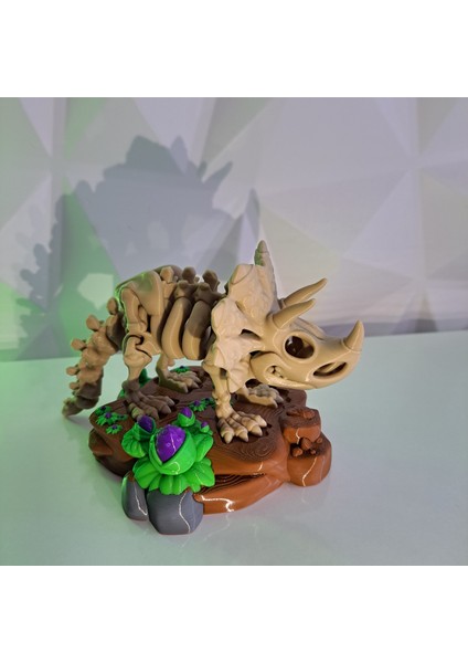 Triceratops Fosil Figürü – Renkli Bitki Detaylı Koleksiyon Modeli