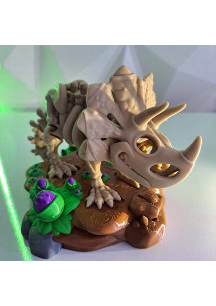 Triceratops Fosil Figürü – Renkli Bitki Detaylı Koleksiyon Modeli