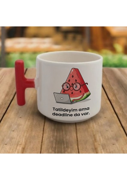 "tatildeyim Ama Deadline Da Var."" Yazılı Kırmızı Kulplu Kupa Bardak - Hediyelik Kahve Bardağı DZB70