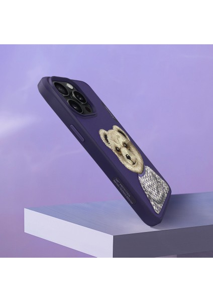 iPhone 15 Pro Max Uyumlu 3D Kıyafet Mor Ayıcık Detaylı Nakış İşlemeli Kabartmalı Fashion Pet Kılıf