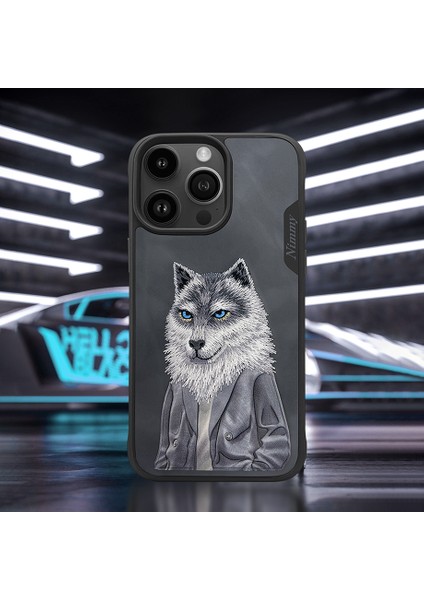 iPhone 15 Pro Max Uyumlu 3D Kıyafet Kurt Detaylı Nakış İşlemeli Kabartmalı Fashion Pet Kılıf
