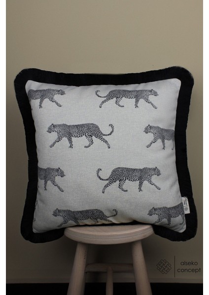 Leopar Desenli Püsküllü 43X43CM Dekoratif Kırlent Kılıfı