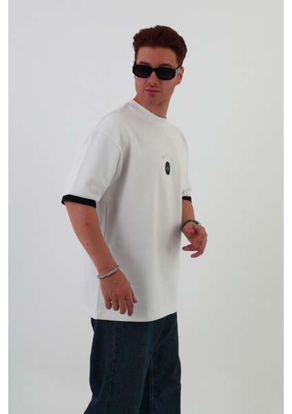 Beyaz Göğüs Baskılı Oversize Unısex T-Shirt fırsatları