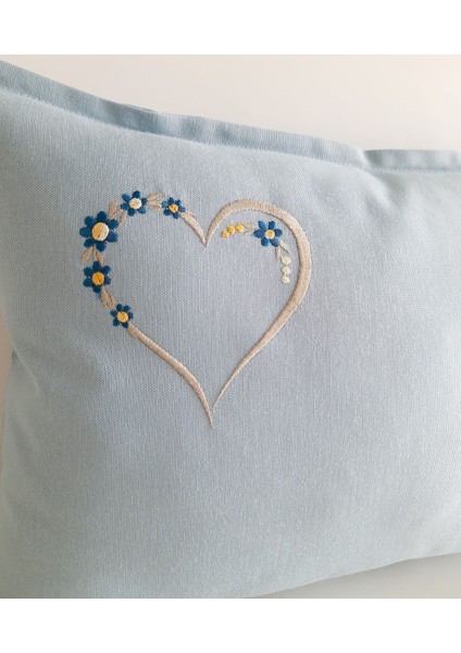 Nakışlı Bulut Mavi ve Bej Renkli Kalp Desenli Kırlent Kılıfı fiyatları