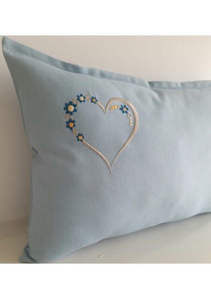 Nakışlı Bulut Mavi ve Bej Renkli Kalp Desenli Kırlent Kılıfı fırsatları