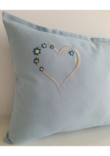 Nakışlı Bulut Mavi ve Bej Renkli Kalp Desenli Kırlent Kılıfı indirimleri