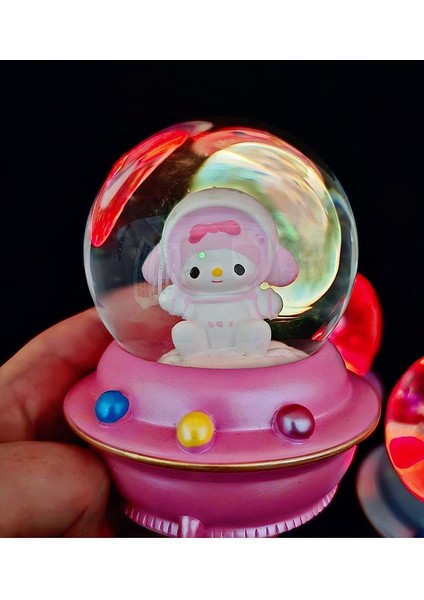 Hello Kitty, My Melody, Kuromi ve Cinnamoroll Işıklı Kar Küresi - Rastgele Model Gönderim modelleri