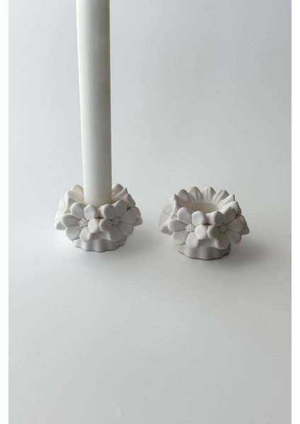 Beyaz 2'li Çiçek Şamdan Mumluk Takımı, Şıklık ve Zarafet Için Ideal Seçenek