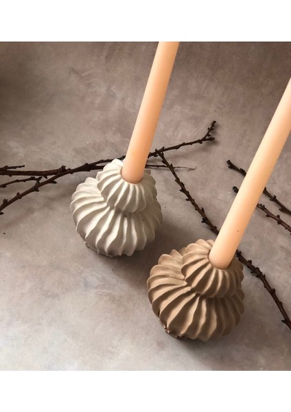 Bej ve Kahverengi Çizgili Şamdan Seti, Şık ve Zarif Masa Dekoru. fiyatları