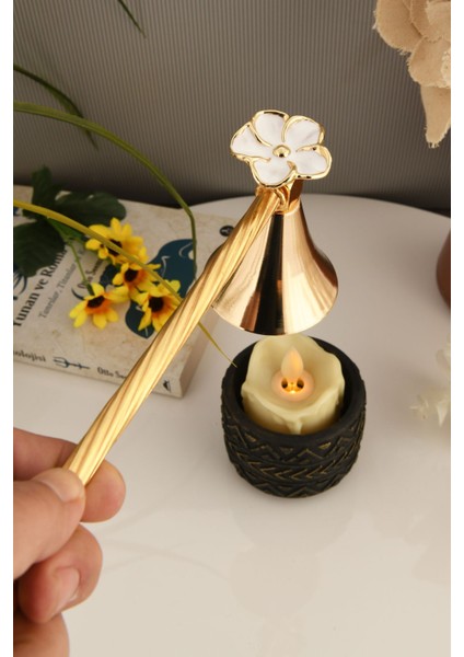 Altın ve Beyaz Renkli Çiçek Figürlü Metal Mum Söndürücü