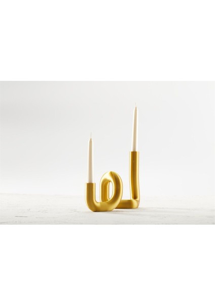 Kıvrımlı Altın Mumluk Şık Tasarım, Zarif Dekoratif Aksesuar.