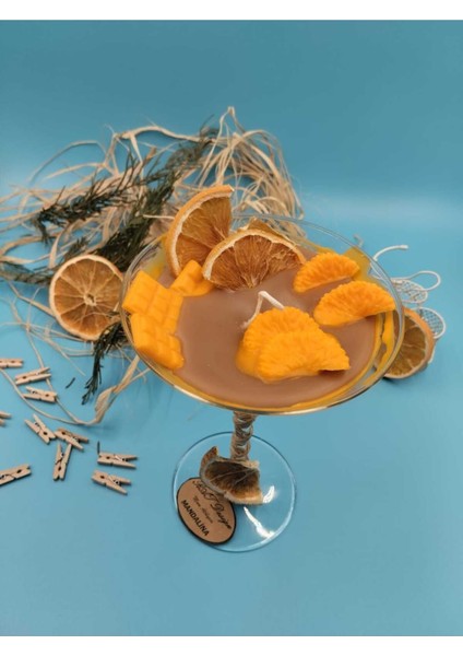 Canlandırıcı Mandalina Kokulu Soy Wax Mum, Turuncu Renkli ve Doğal Güzellik Sağlar.