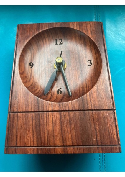 Kahverengi Masif Ahşap Masa Saati, Şık ve Doğal Tasarım
