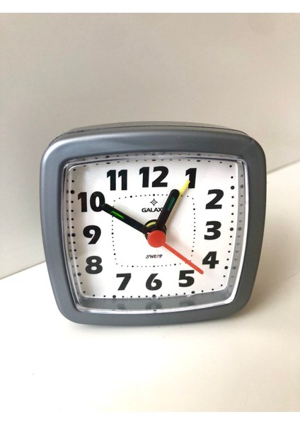 Küçük Boy Akar Saniyeli Alarmlı Gri Masa Saati, Şık ve Kullanışlı Zaman Ölçer