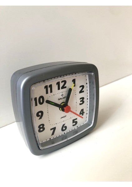Küçük Boy Akar Saniyeli Alarmlı Gri Masa Saati, Şık ve Kullanışlı Zaman Ölçer fiyatları