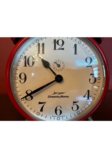Kırmızı Kurmalı Masa Saati, 16 cm Çapında, 22,5 cm Yüksek.