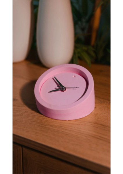 Pembe Beton Masa Saati, Modern ve Şık Tasarım ile Dekora Zarif Dokunuş
