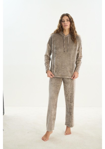 Kadın Uzun Kol Kapüşonlu Vizon Kadife Pijama Takım C3T0N1O61 fırsatları
