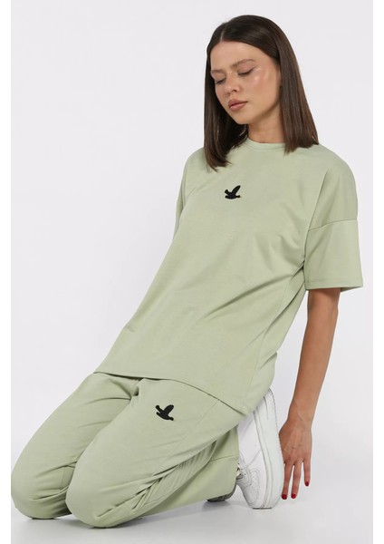 Kadın Nakış Detaylı Bisiklet Yaka Tişört Pantolon Ikili Takım P-00017613