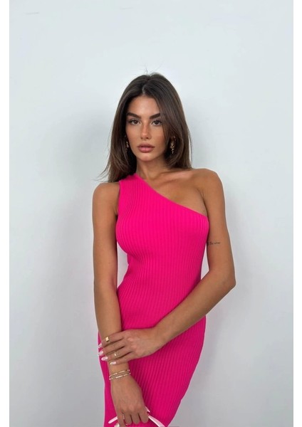 Etkileyici Tek Omuz Yırtmaçlı Elbise Modeli