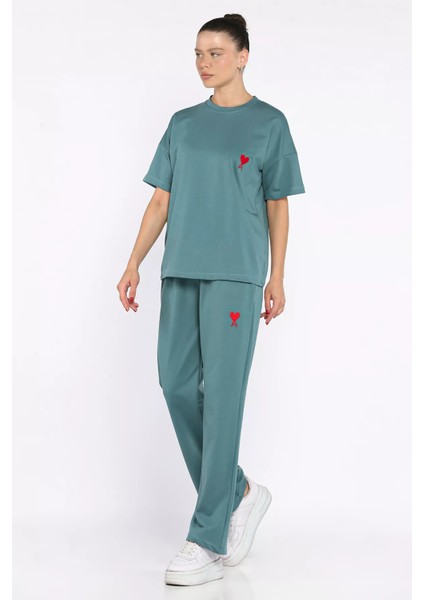 Kadın Kalp Nakışlı Bisiklet Yaka Tişört Pantolon Ikili Takım P-00017619