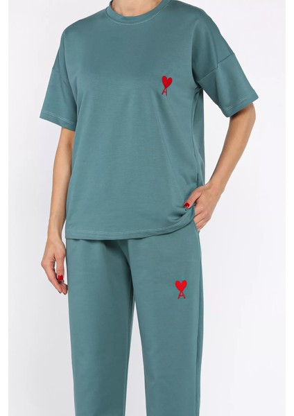 Kadın Kalp Nakışlı Bisiklet Yaka Tişört Pantolon Ikili Takım P-00017619 fırsatları
